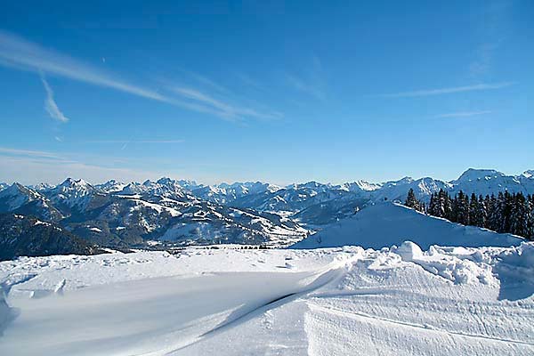 Winterwanderungen mit Aussicht in die Berge im Allgäu