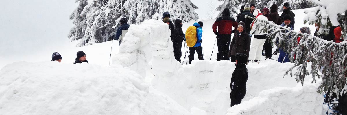 Schneeschuhwandern und Iglu bauen inmitten verschneiter Alpen im Allgäu des is guat