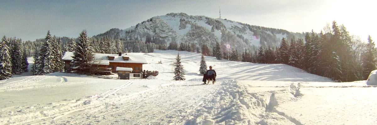 Schneeschuhwandern und Rodeln ist die besondere Art vom Berg wieder herunter zu kommen.