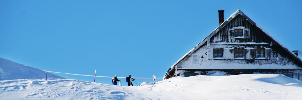 Schneeschuhwandern bei bestem Winter Wetter und Sonne im Allgäu