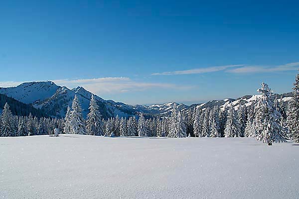 Winterwanderung durch den unberührten Schnee im Allgäu