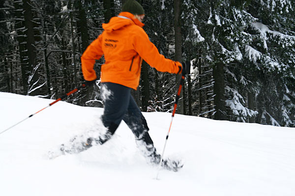 Mit den Schneeschuhen schweben