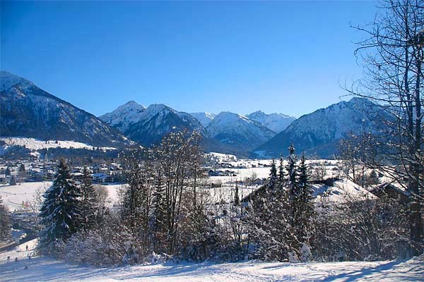 Schneeschuhwanderung Oberstdorf, ein schöner Wasserfall im Allgäu