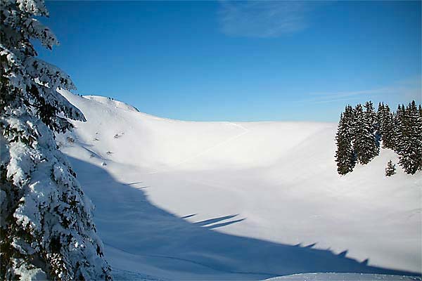 Schneeschuhtour im Winter durch eine schöne Winterlandschaft